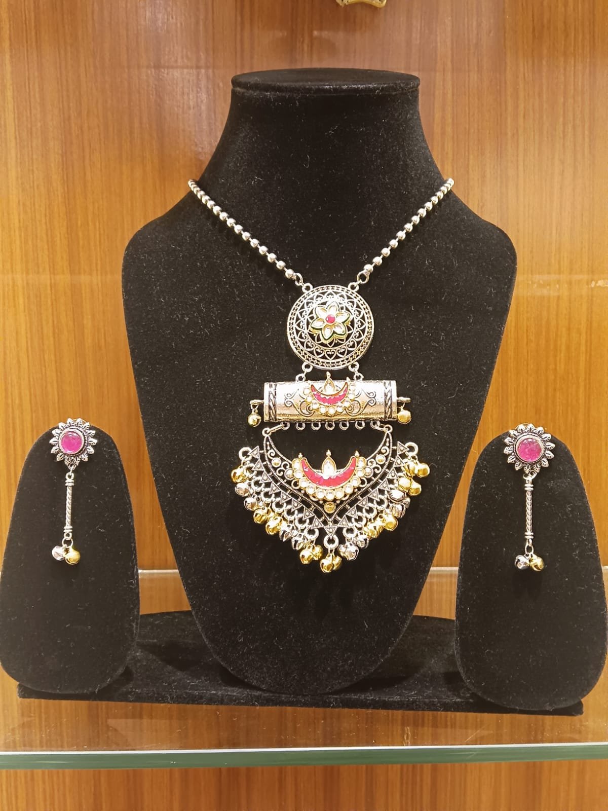Classy  Neckless With Ear Rings